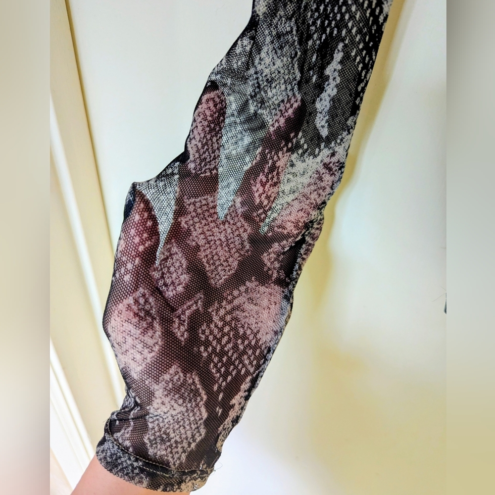 Snake Pattern Long Sleeve Mesh Top - Picture 3 of 4